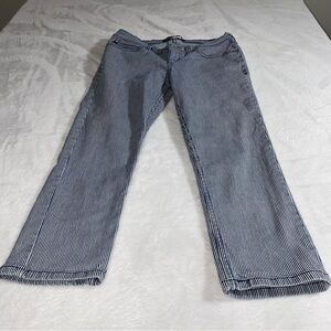 Levi's Classic Capri Jeans for women in a size 27 with a 21-inch inseam